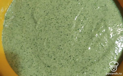 Выложите тесто в силиконовую форму. Разогрейте духовку до 160 °С.