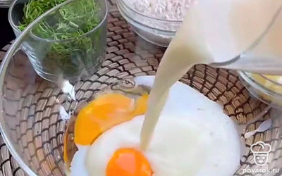 Натрите сыр. Смешайте все ингредиенты для лепешки, кроме сливочного и растительного масла.