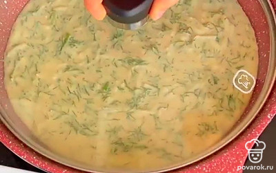 Выпекайте на сковороде, слегка смазанной растительным маслом, с двух сторон под крышкой на маленьком огне. Переверните лепешку с помощью тарелки. Горячую лепешку смажьте сливочным маслом.