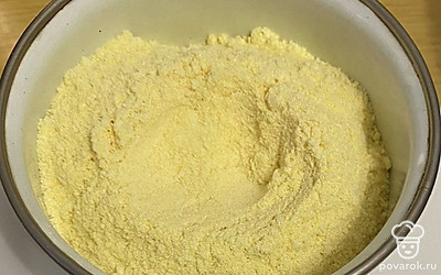 В чашку высыпьте кукурузную муку и соль.