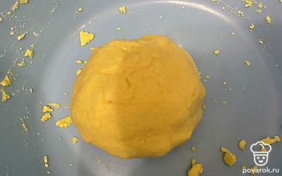 Добавьте очень теплую воду и замесите тесто.