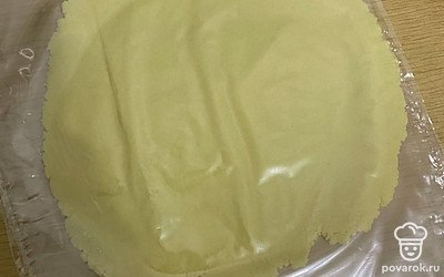 Раскатайте лепешку.