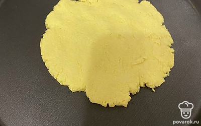 Обжарьте без масла по 3 минуты с каждой стороны.