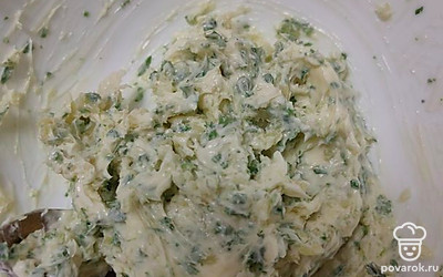 Нарежьте петрушку. Чеснок очистите, раздавите чеснокодавилкой. Смешайте мягкое масло, петрушку и чеснок.