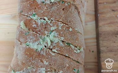 Надрежьте чиабатту, по 2 см не дорезая до конца. Каждую прорезь смажьте соусом и вставьте по ломтику сыра.