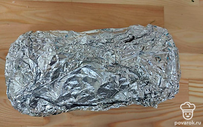 Заверните чиабатту в фольгу, поставьте в духовку на 200 °С на 20 минут.