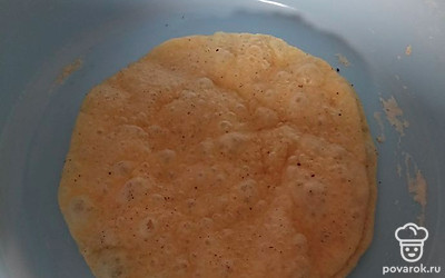 Замесите тесто. Замесить тесто можно на кефире, на воде или на молоке