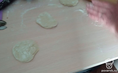 Тесто раскатайте и жарьте лепешки на сковороде в масле подсолнечном до золотистой корочки.