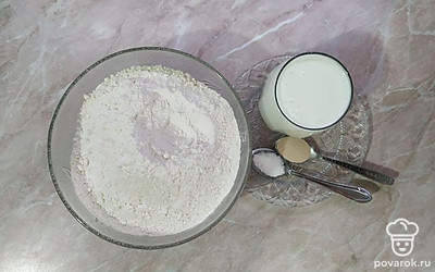 Кефир охладите в холодильнике. Воду закипятите. Муку просейте через сито. Приготовьте две прямоугольные формы для выпечки хлеба.