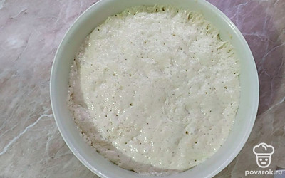 Включите духовку на минимальную температуру и подождите чтобы она нагрелась. Влейте в просеянную муку жидкую смесь и перемешайте. Выключите духовку, накройте миску с тестом полотенцем и поставьте в духовку на 1,5 — 2 часа, чтобы тесто подошло и увеличилось в объеме.