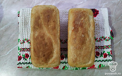 Поместите хлеб в духовку на 30 минут, затем увеличьте температуру до 220°С и поставьте за формами с хлебом емкость с кипятком, чтобы получилась хрустящая корочка. Спустя 20 минут уменьшите температуру до 180°С и допекайте еще 25 минут.