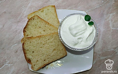 Остудите хлеб на полотенце, нарежьте ломтиками и подавайте в плетеной корзинке на красивой салфетке. Можете подать его на досточке и украсить веточками розмарина и яркими овощами.