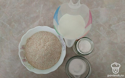 Приготовьте глубокую миску, форму для выпечки хлеба, пергаментную бумагу и все необходимые продукты.