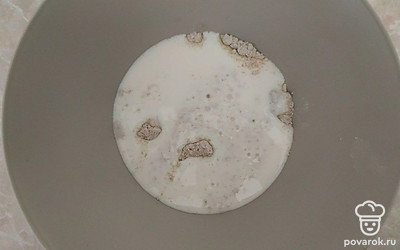 Возьмите подготовленную миску, насыпьте в нее муку и соду. При помощи ложки, в течение нескольких минут, размешивайте ингредиенты для того, чтобы мука обогатилась кислородом. Теперь, небольшими порциями влейте кефир или простоквашу.