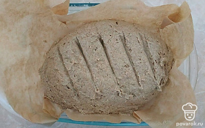 Замесите густое, вязкое (консистенция домашней сметаны) тесто. Форму для выпечки застелите пергаментной бумагой. Переложите в нее готовое тесто, сделайте сверху несколько поперечных разрезов и поставьте в заранее разогретую до 120°C духовку, на 120 минут.