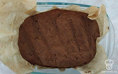 Затем, повысьте температуру в духовке до 160°C, выпекайте хлеб еще в течение тридцати минут. Достаньте готовый хлеб из формы, сбрызните простой водой и накройте полотенцем.