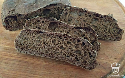 Подавайте спельтовый домашний хлеб на деревянной досточке, нарезав его не очень тонкими кусочками, сверху прикройте льняным полотенцем.