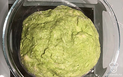 Добавьте воду, шпинат и масло, замесите тесто. Оставьте тесто в тёплом месте на 1,5 часа.