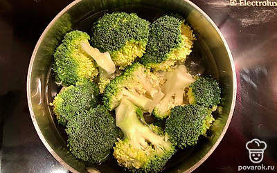 Брокколи отварите до полуготовности в подсоленной воде.