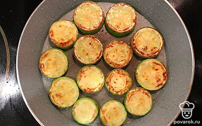 Цукини и баклажан нарежьте на ломтики шириной около сантиметра. Быстро обжарьте цукини с баклажаном на оливковом масле с двух сторон.