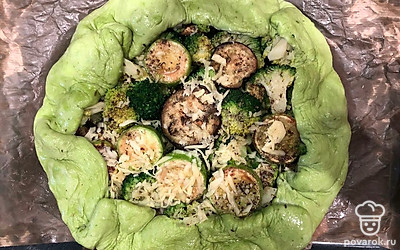 Загните края внутрь. Выпекайте в духовке при температуре 180 градусов 30 минут.