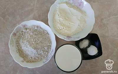 Заранее просейте муку, так она обогатится кислородом, и выпечка получится более нежной.