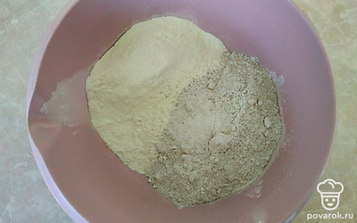 В глубокой емкости смешайте муку двух видов, соль и соду. Добавьте кефир и вымешивайте тесто, пока оно не станет эластичным, одинаковой консистенции. Накройте его пленкой и оставьте в теплом месте на 30 минут.