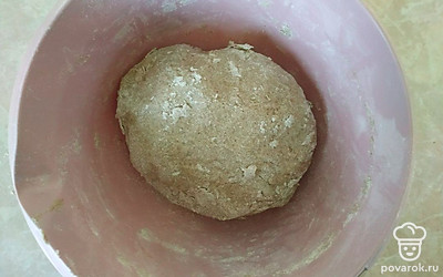 Разогрейте духовку до 190 градусов. Подготовьте форму и застелите ее пергаментной бумагой, смажьте маслом, затем уложите тесто в форме батона. Сделайте надрезы, выпекайте 30 минут. Затем достаньте из духовки, накройте хлеб полотенцем до полного остывания.