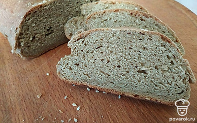 В качестве украшения посыпьте хлеб семенами кунжута, можно этого и не делать, ведь домашний хлеб уже является украшением стола.