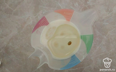 Смешайте муку, соль и соду в глубокой емкости. Добавьте в кефир растительное масло, смешайте его с остальными ингредиентами. Перемешайте всю консистенцию ложкой, а затем замесите мягкое тесто.