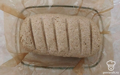 Застелите форму для запекания пергаментной бумагой, затем смажьте ее растительным маслом, влейте тесто, придав ему форму батона. В нем сделайте надрезы.