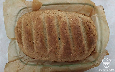 Разогрейте духовку до 200 градусов, затем выпекайте тесто в течении 40 минут. Не забывайте смотреть за тестом. Если оно приобрело золотистую корочку, проверьте готовность зубочисткой. Вынув хлеб из духовки, удалите бумагу и дайте ему остыть под полотенцем.
