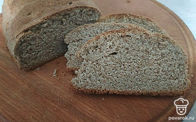 Нарезайте хлеб большими ломтями, складывая его в хлебницу. По желанию украсьте ее салфетками или красивым полотенцем.