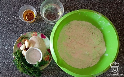 Муку поместите в глубокую тару, затем промойте укроп под проточной водой. Соль поместите в стаканчик.