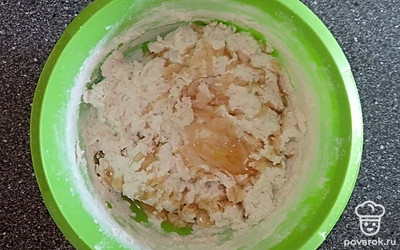 Дрожжи и сахар перемешайте в теплой воде. Муку поместите тогда, когда поднимется шапочка. Налейте растительное масло и соль. Тесто поместите в теплое место на 1.5 часа.