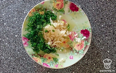 Чеснок измельчите в чесночном прессе, затем смешайте с растительным маслом. Тщательно перемешайте.