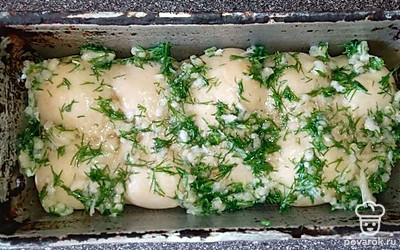 Тесту придайте форму, затем отправьте в форму. Отправьте хлеб в духовку на 45 минут. За 20 минут до готовности, смажьте чесноком.