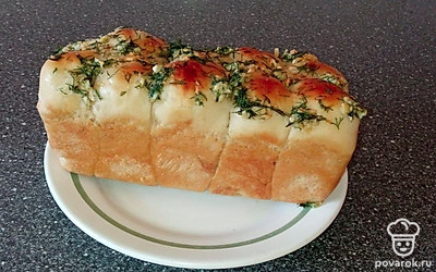 Перед подачей нарежьте хлеб, предварительно посыпьте зеленью.