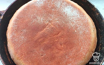Сковорода нужна желательно чугунная с крышкой, пышку положите в сухую сковороду, накройте крышкой неплотно с зазором, дайте подойти 20 минут. Выпекайте на плите на небольшом огне 20-25 минут на одной стороне, 20 на другой. Готовую пышку заверните в чистое полотенце, дайте остыть.