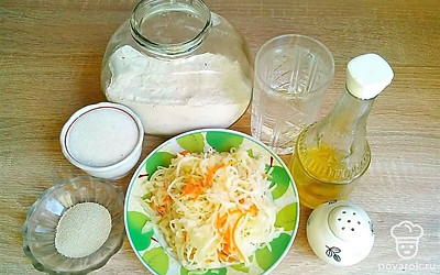 Выставьте все продукты по списку ингредиентов. Квашенную капусту предварительно промойте под водой и дайте стечь лишней жидкости.