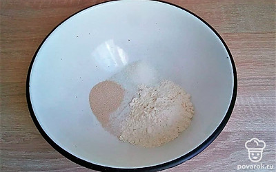 Залейте теплой водой дрожжи и нужное количество сахара, после к ним добавьте 6 чайных ложек просеянной муки, все тщательно размешайте и дайте постоять 15 минут.