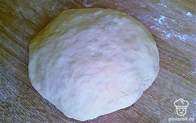 Добавьте в подготовленные дрожжи с водой, соль и всю оставшуюся, просеянную муку. Хорошо замешайте тесто для лепешек. После накройте замешанное тесто пищевой пленкой и оставьте его на 20 минут.
