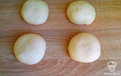 Подготовленное тесто разделите на 4 одинаковые части, потом каждую часть скрутите в небольшой шарик. После тесто нужно раскатать очень тонко и смазать растительным маслом, на раскатанное тесто выложите остывшую обжаренную квашеную капусту.