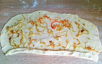 Сверните подготовленный пласт теста в неплотный рулет, после рулет скатайте в форме улитки. Свернутые лепешки должны постоять минут 10-15. После скрученные лепешки аккуратно расплющите в круглую лепешку, а потом наколите вилкой.