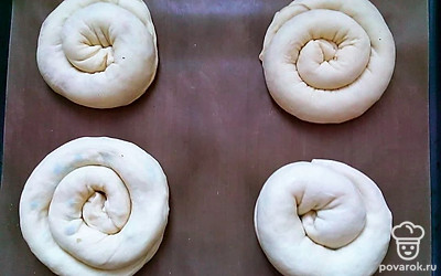 Смажьте подготовленные лепешки небольшим количеством растительного масла и отправляйте запекать их в духовку на 20-25 минут, при 220 градусах. Готовым лепешкам дайте постоять и остыть, после накройте их чистеньким полотенцем, на 10 минут, а после смело подавайте их к столу.