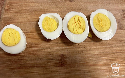 Очистите яйца от скорлупы и разрежьте пополам.