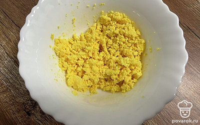 Переложите желтки в миску и разомните вилкой.