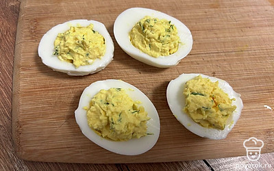 Заполните белки начинкой.