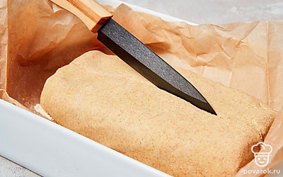 Приготовьте чиабатту. В духовку поставьте противень и разогрейте ее до 250 градусов. Поставьте на дно духовки глубокую емкость с кипятком, сбрызните стенки духовки водой, чтобы образовался пар. После этого быстро извлеките противень из духовки, переложите на него пергамент с тестом и поместите обратно. Снизьте температуру духового шкафа до 220 градусов. Спустя 10 минут уберите глубокий противень с водой. Выпекайте чиабатту еще 15-20 минут.