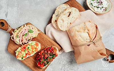 Ароматную чиабатту переложите на решетку, накройте полотенцем и оставьте на 15-20 минут. Когда хлеб остынет, нарежьте его на равные кусочки и подайте к столу. Используйте чиабатту для приготовления различных бутербродов.